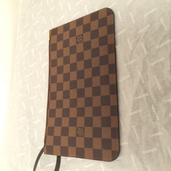 Louis Vuitton (Free Dior Lip Glow) - Picture 9 of 16